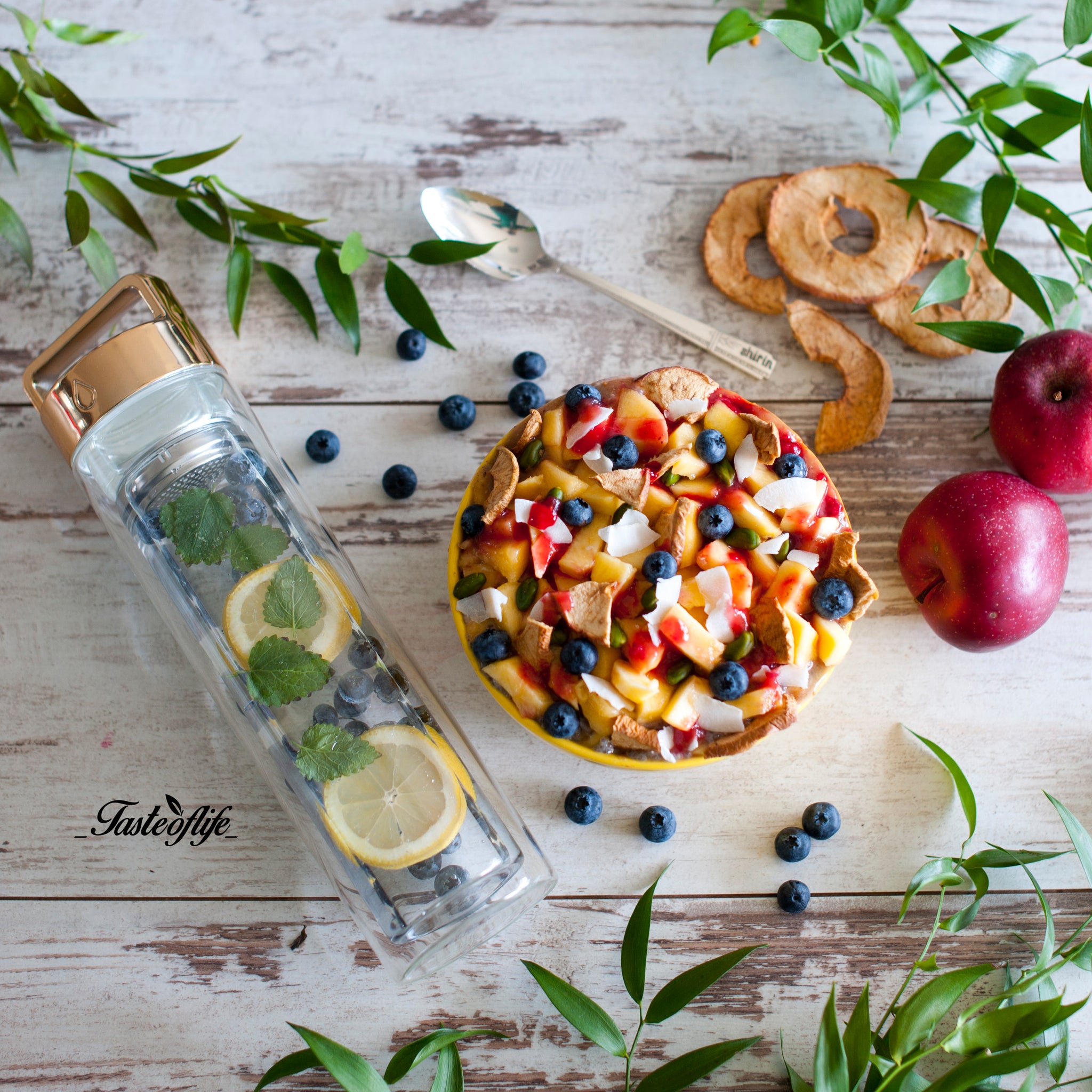 Blueberry, Lemon & Wild Mint Detox Water // @_tasteoflife_