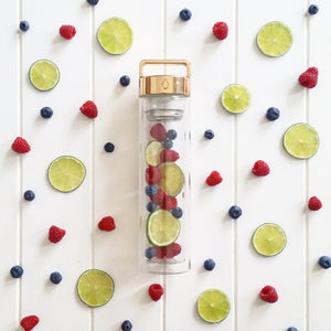 Raspberries, Blueberries & Lime Detox Water // by @the.life.so.beautiful_
