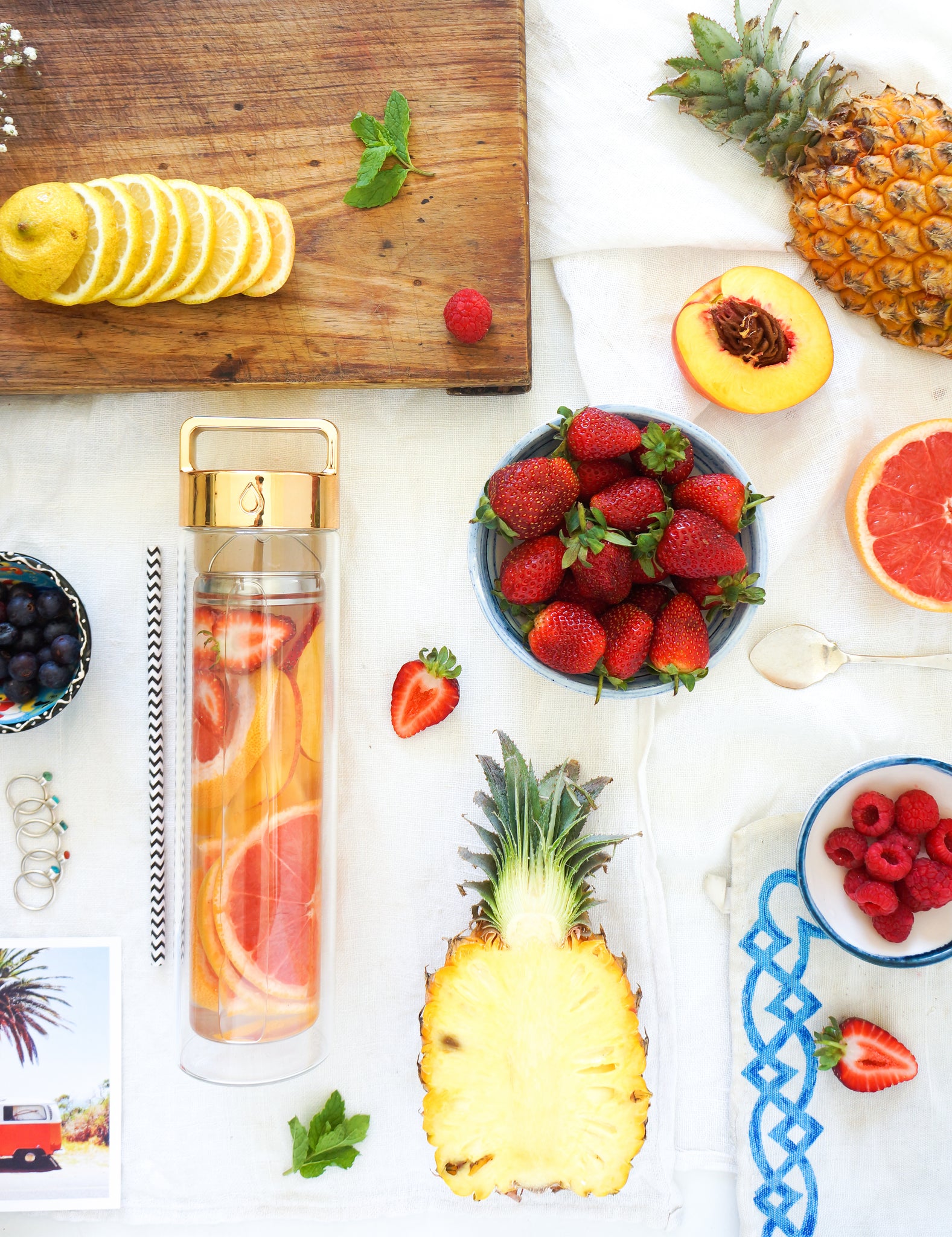 Strawberry, Grapefruit & Peach Detox Water // @anettvelsberg